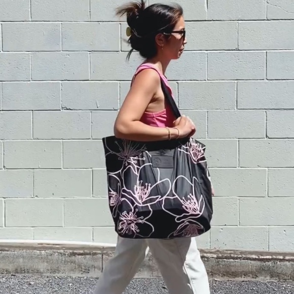 Aloha Collection x T&C Surf limited edition Day Tripper in Sakura Print NWT tote - Picture 2 of 9